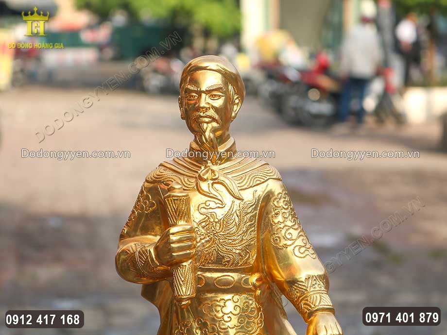 Từng đường n&eacute;t tr&ecirc;n vật phẩm được chăm ch&uacute;t v&ocirc; c&ugrave;ng tỉ mỉ bởi c&aacute;c nghệ nh&acirc;n l&acirc;u năm